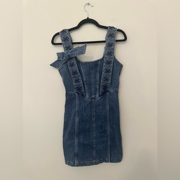 NWT Bebe Bow Fitted Eyelet Denim Mini Dress Sz 4 Western Festival Rodeo Cowgirl - Picture 1 of 11